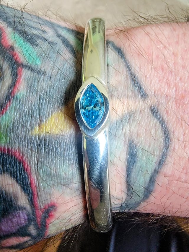 希望您会喜欢我定制的精美蓝钻和铂金邪眼手链。