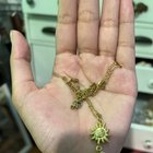 哪里可以买到这样的项链？ 其中有一颗珍珠挂在太阳吊坠上吗？