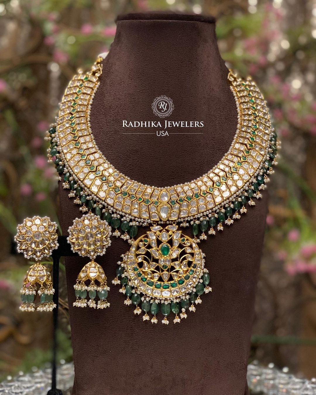 Radhika Jewelers 的带有 polki 和 kundan 宝石的金项链 • South Indian Jewellery