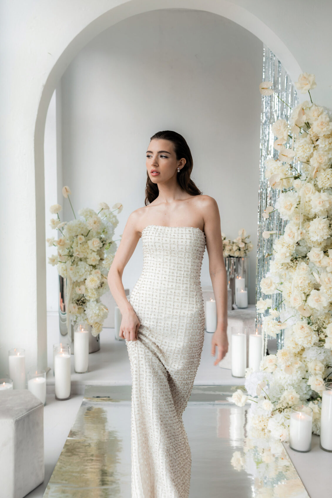 奶油色和银色的“她就是时刻” ~ WedLuxe Media