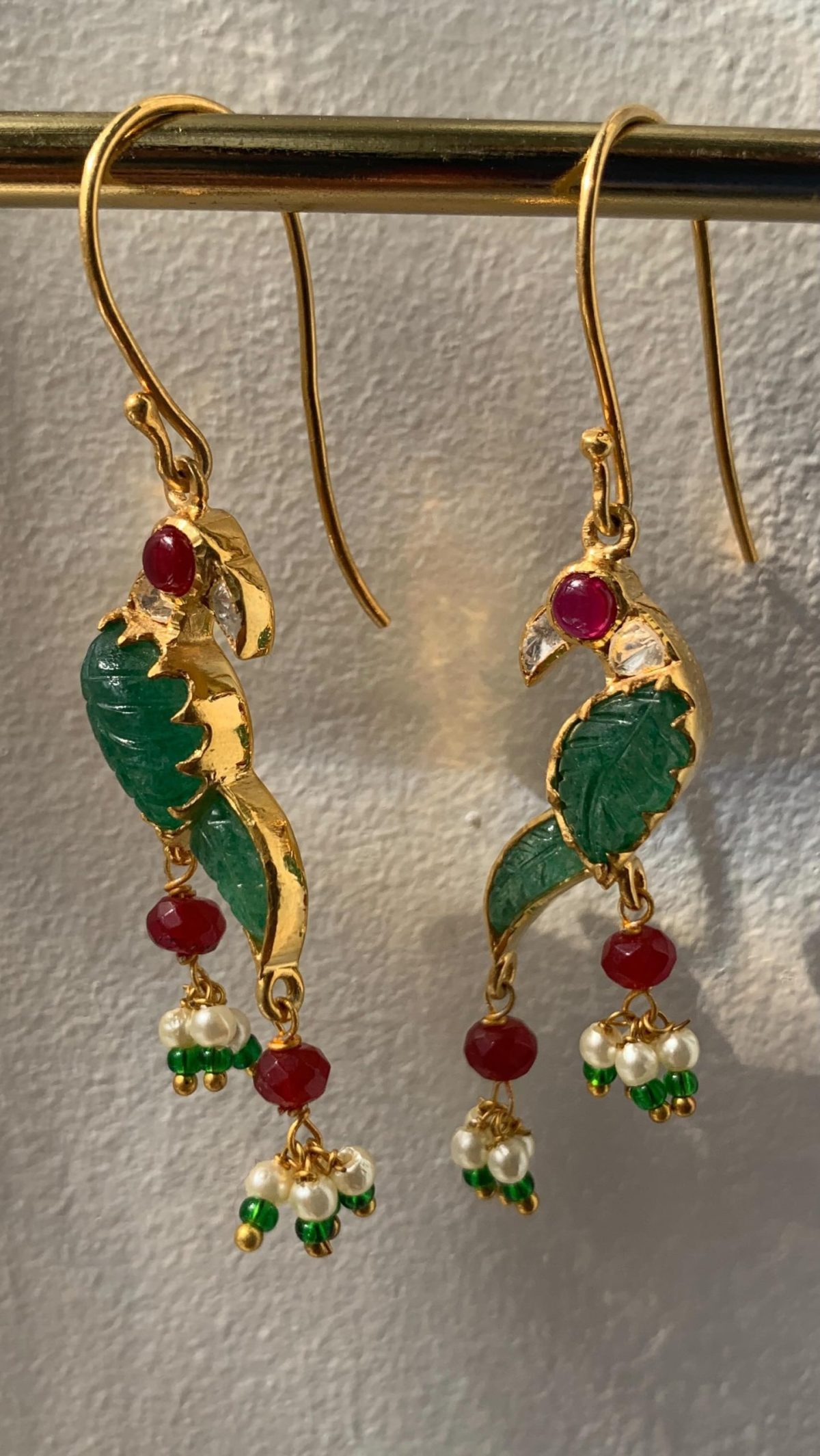 “Zeeya Jewellery” 镶嵌 polki 宝石的 92.5 克拉银耳环 • 南印度珠宝