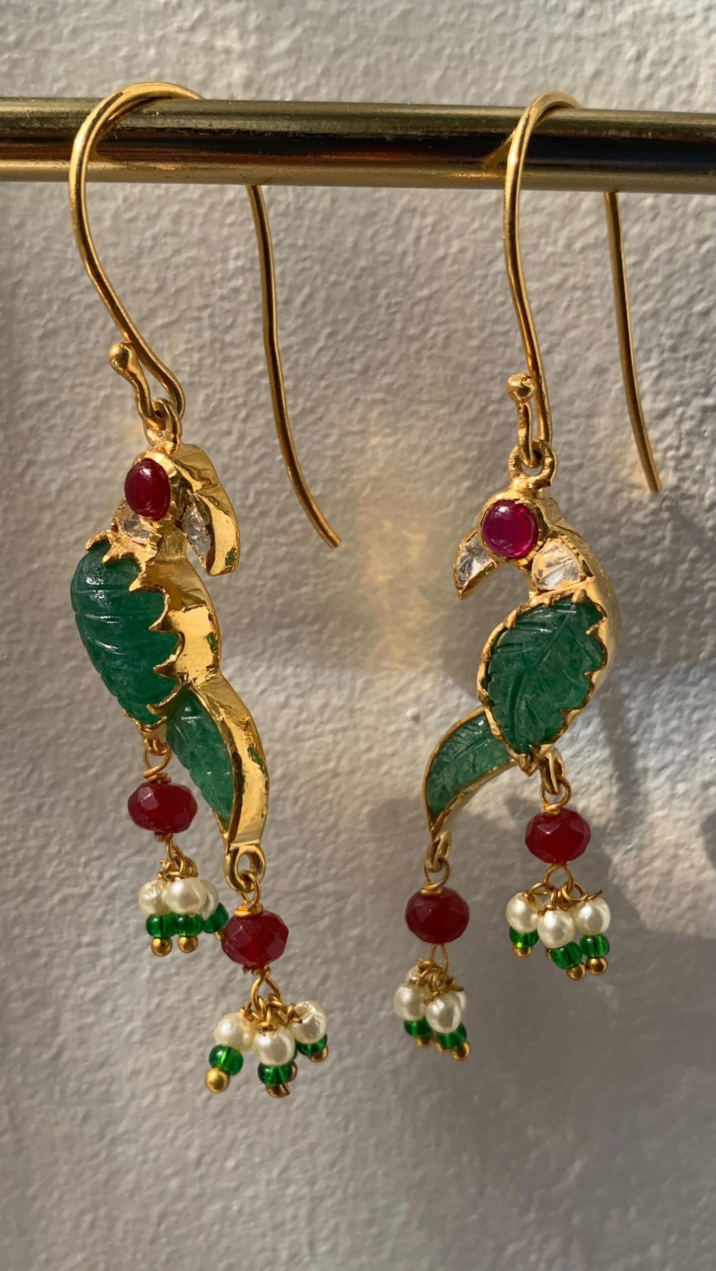 “Zeeya Jewellery” 镶嵌 polki 宝石的 92.5 克拉银耳环 • 南印度珠宝