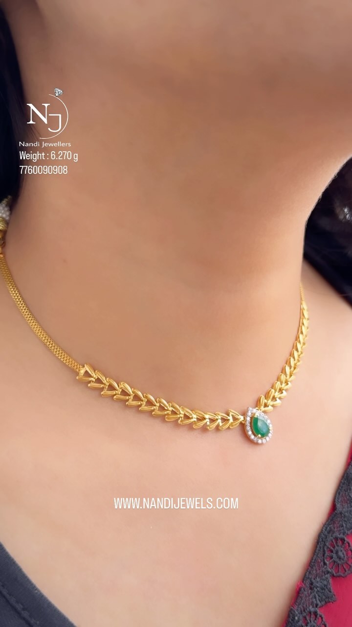 “Nandi Jewels”的祖母绿金项链 • 南印度珠宝