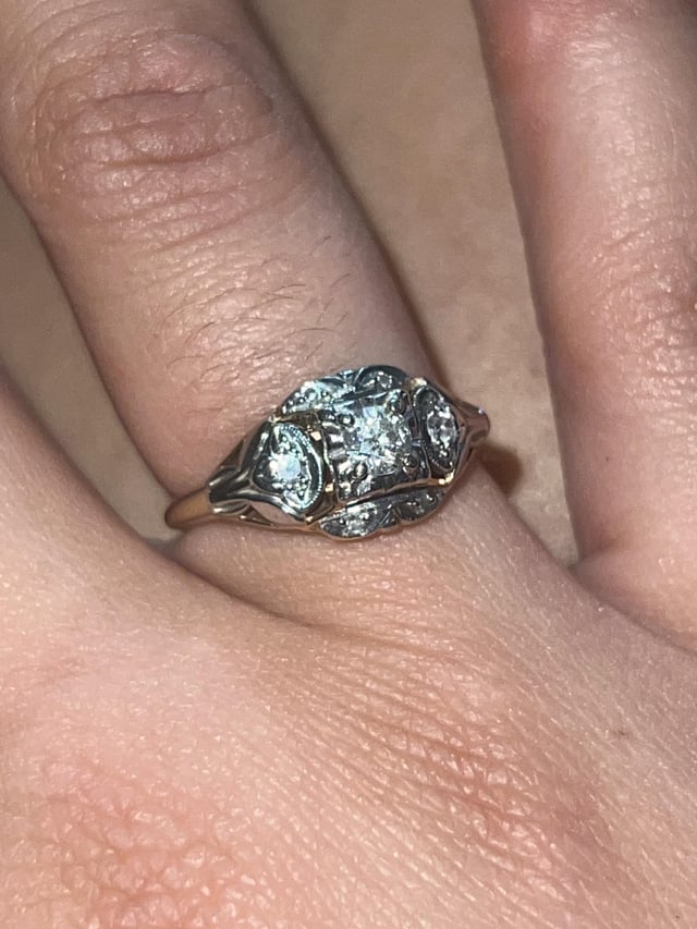 我祖母给了我一枚我认为是旧戒指的东西。