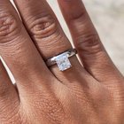 为您的未婚妻打造的完美公主方形钻石订婚戒指