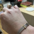 我在旧货店多付了钱买了一条“镀金和镀银”的手镯，因为它与我最喜欢的混合金属（银/金）戒指之一相匹配。