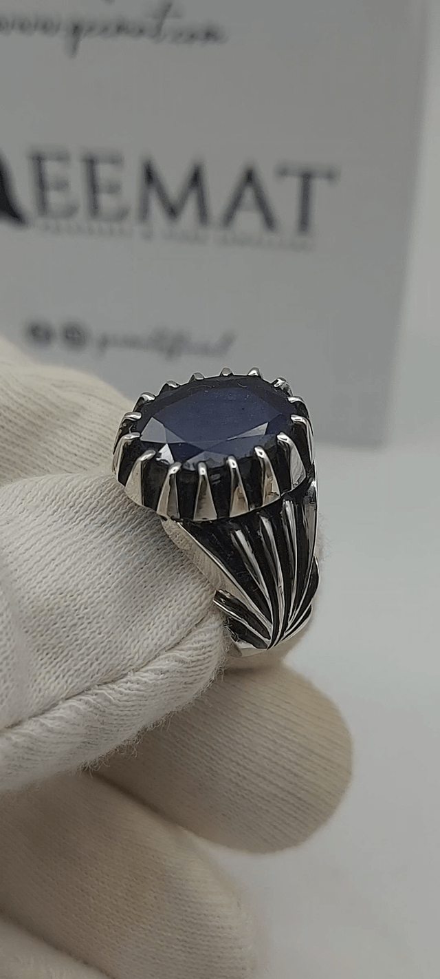 我为我的客户制作了这款复古风格男士银色椭圆形蓝宝石戒指。你觉得这个戒指好不好？