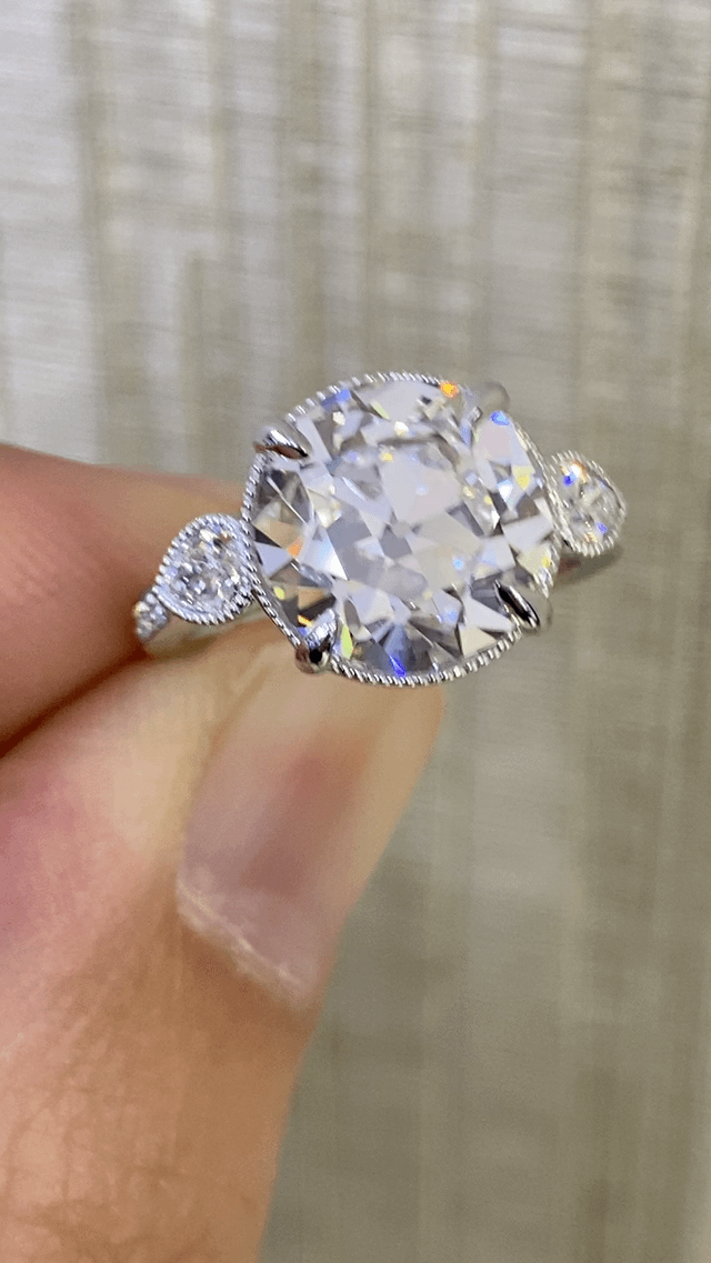 这是一件非常独特的作品，带有我们制作的欧洲风格切割主石。