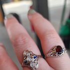 我刚把曾祖母的戒指剪掉后拿回来