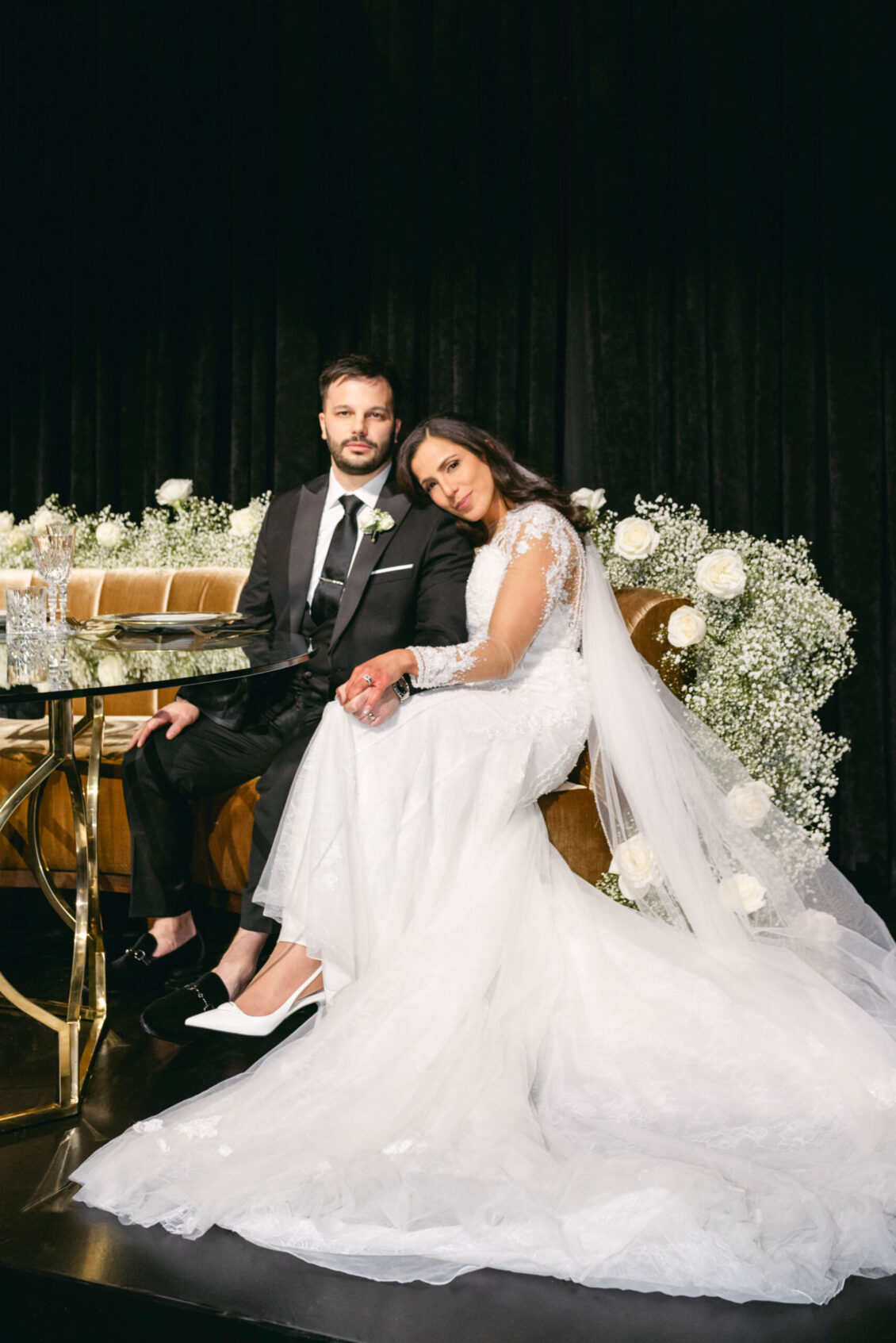 这场黑金婚礼是老派的好莱坞魅力 ~ WedLuxe Media