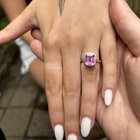 2 克拉粉色蓝宝石表圈，镶有铂金环和金属线……我做得是否太过分了？