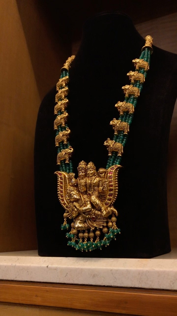 镶有来自“Pavithra Jewels”的祖母绿的长金项链 • 南印度珠宝