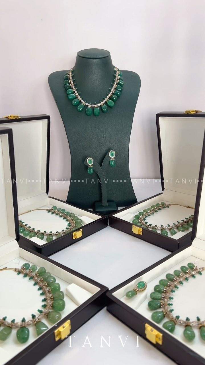 “Tanvi Jewelers” 的黄金和祖母绿项链 • 南印度珠宝