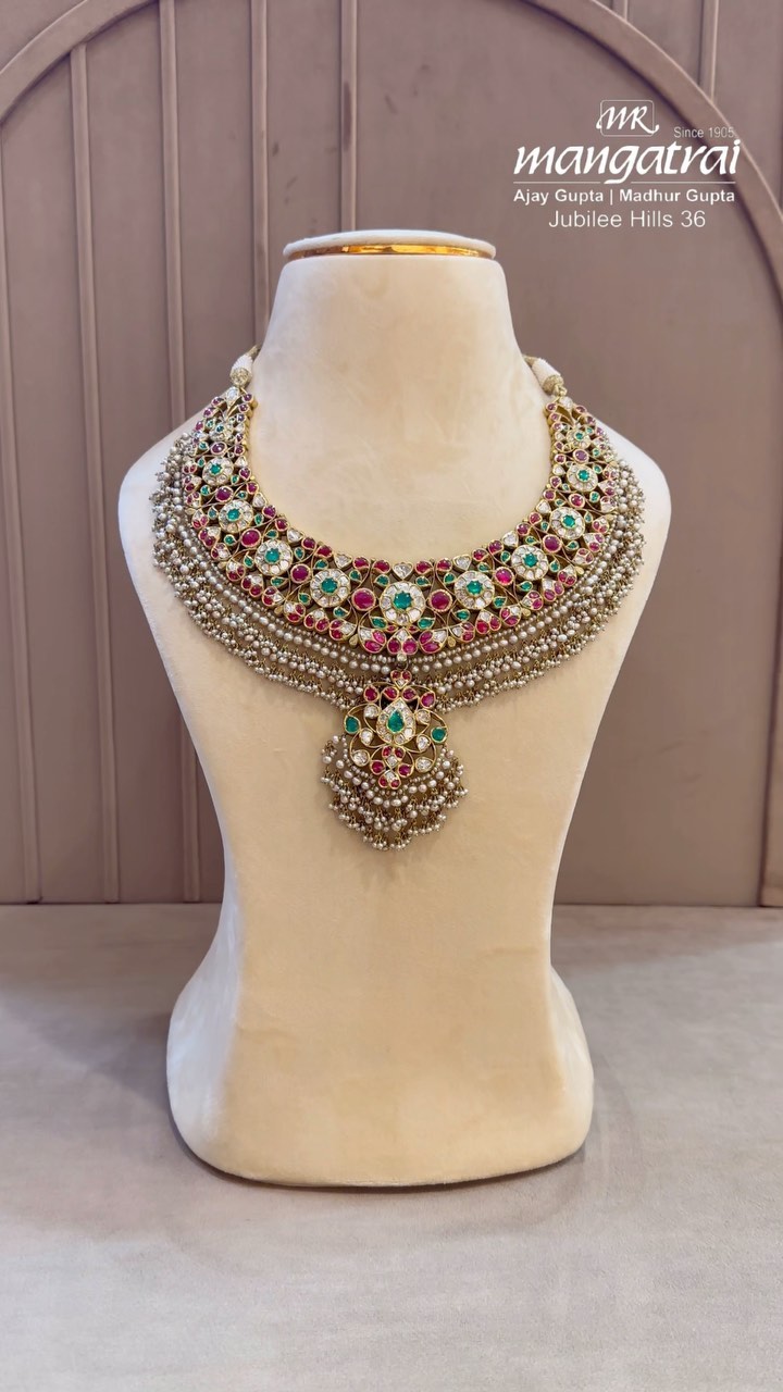 “Mangatrai Jewellery”设计的 Kundan Jadau 金项链 • 南印度珠宝