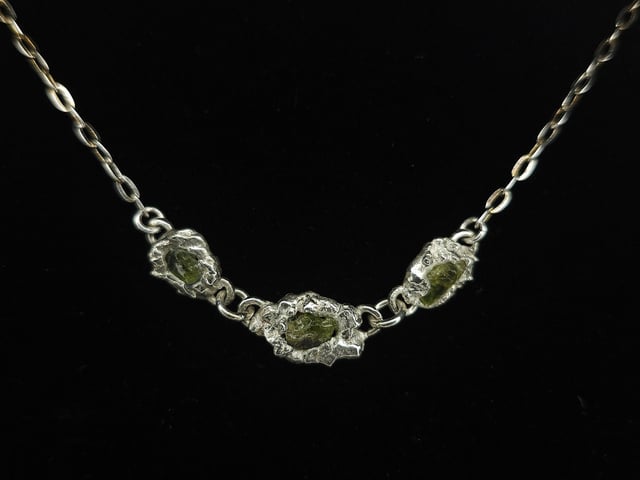 我用加拿大矿山的橄榄石制作的东西。这些石头不适合切割，但足够细，可以加工。