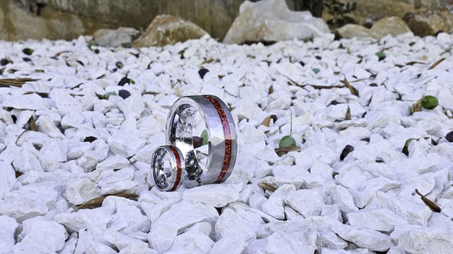 我最新的亲密珠宝创作之一。我还不能完全匹配镶嵌，但我认为它看起来很棒。由碳化钨制成！