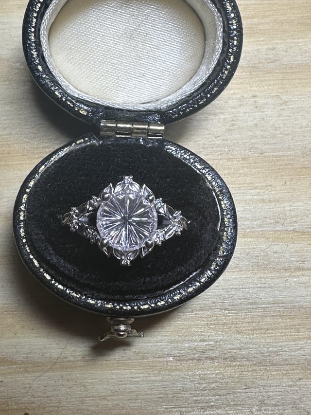 我的奥雷戒指！闪闪发光的红宝石，由约翰·戴尔设计