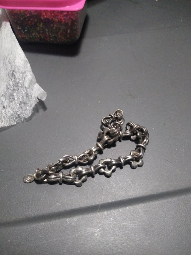 有谁知道这是否是某种金属？有一个标签，但不是数字，看起来像一把奇怪的十字弓……