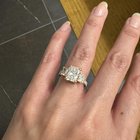 他设计了它。玫瑰金辐射式切割。