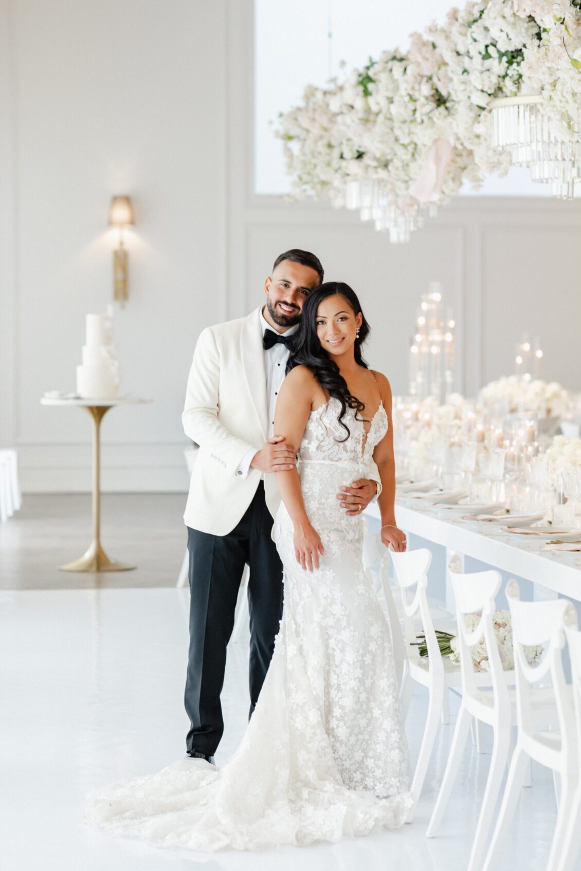 一场浪漫、现代的婚礼，配有令人惊叹的花卉设计 ~ WedLuxe Media