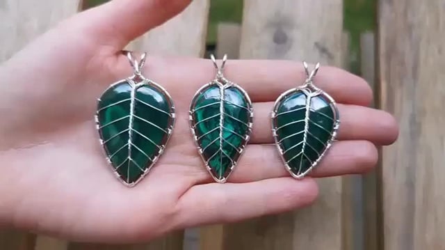 我用孔雀石宝石制作了一些纸吊坠。