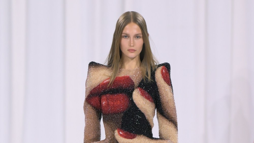 时装秀和 Balmain 2025 春季成衣系列回顾：时尚与美丽的邂逅。