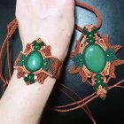 你好，我是一名花边珠宝设计师和制造商。我使用结、宝石和珠子来制作独特的项链和手链。