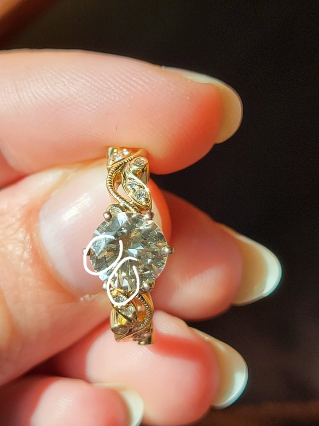 我在周六和昨天订婚了，我用手指抚摸着我的钻石，感觉到了一些小缺口。钻石的破坏力有多大？