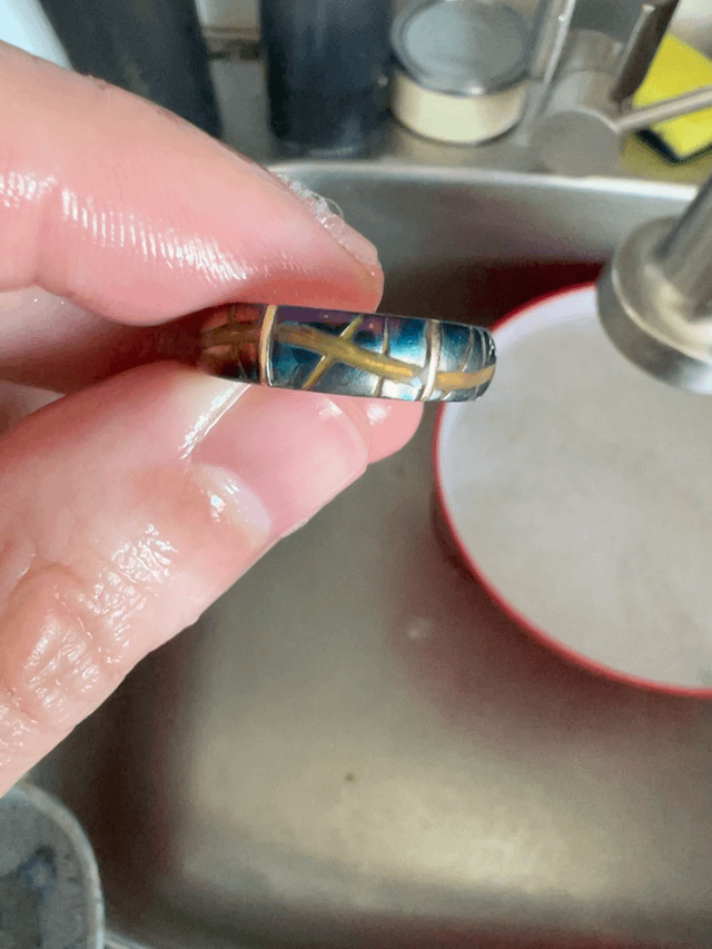 我把定制的结婚戒指扔进厨房的水槽里，它现在有了宇宙的颜色。你知道这是怎么回事吗？