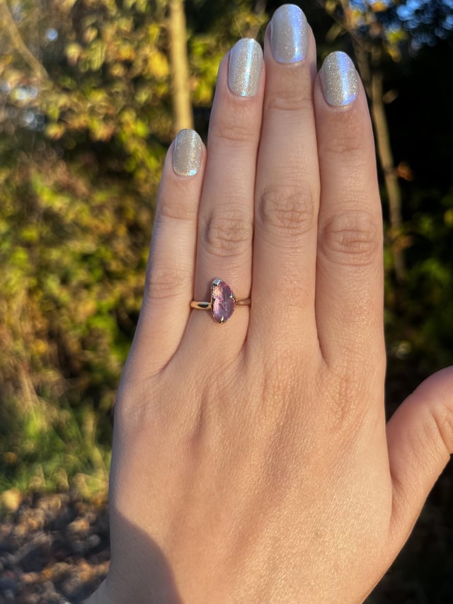 我让我的未婚夫给我买了一枚戒指，看起来像是他与龙战斗才得到的