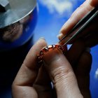镶有红色石榴石宝石的耀眼永恒结婚戒指。