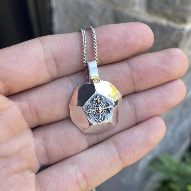 我制作的十二面体吊坠。你怎么认为？