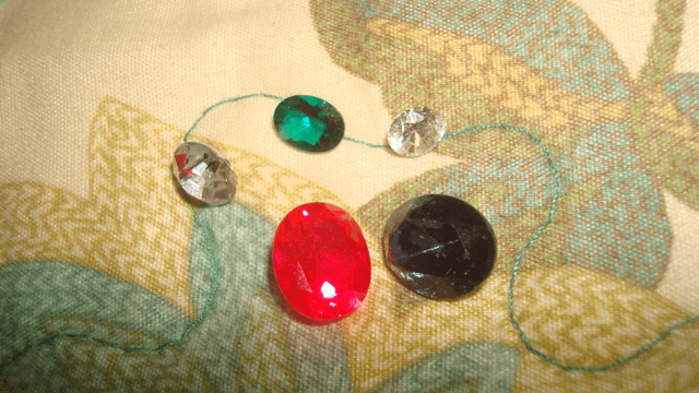 您对被诅咒的珠宝有什么看法？