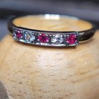 根据 1920 年代复古白色红宝石和蓝宝石戒指的照片重建，单排珠子和明亮密钉