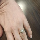 我喜欢我的订婚戒指，现在又喜欢我的结婚戒指:)