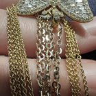 为什么这条 14k 金链看起来是金属/银色？