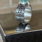 长凳上的热银和绿松石