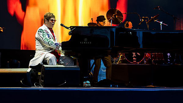 音乐星期五：埃尔顿·约翰（Elton John）的破碎心在2001年降温``Dark Diamond''
