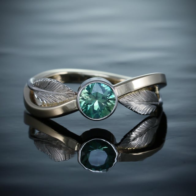 绿色蓝宝石0.77ct。 14k白金和黄金。我在Tucson 2025表演中得到了一些好东西。他周围有一些电线，框架和一些正方形尺度箭头，并为他做了一些事情，直到她获得了7次的7集。现在，我需要为此找到一根手指。很搞笑