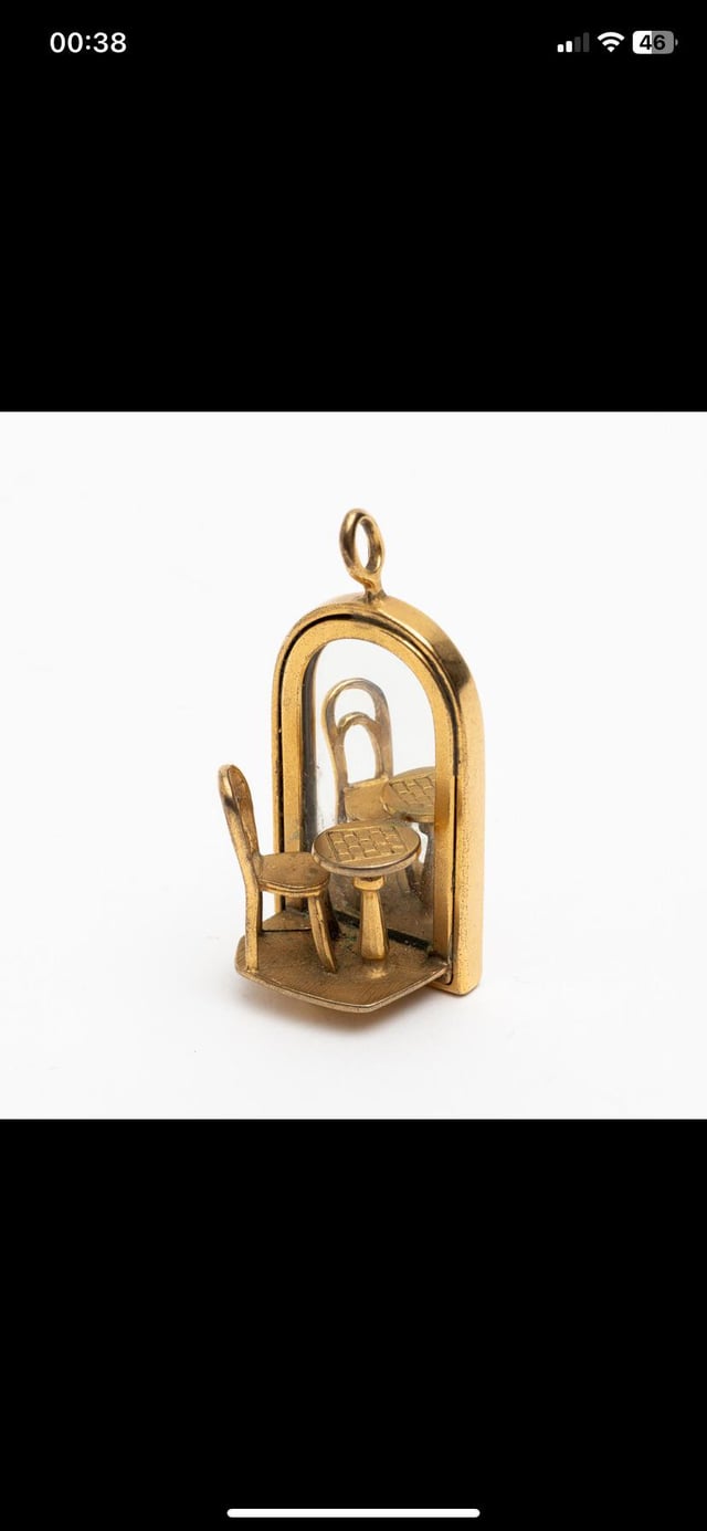 脖子上的奇妙魔术。它以大约200欧元的拍卖出售。卖方说，二十世纪初。