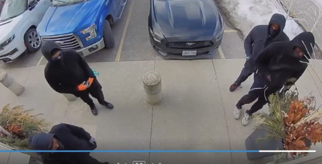 商店外嫌疑人的视频监视图像。