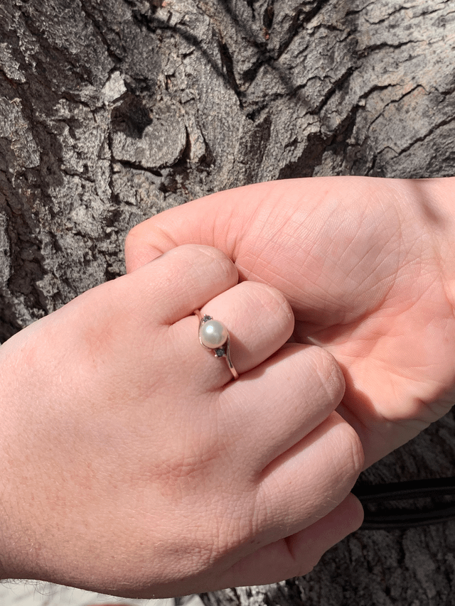 丈夫给了我一个珍珠订婚戒指，我喜欢它！