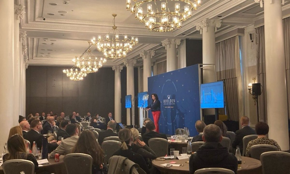 霍登领导人在出席后看到了豪华活动