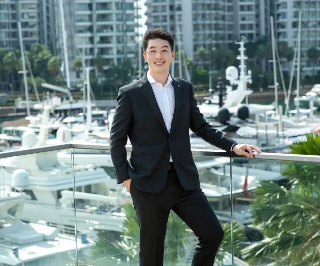 乔纳森（Jonathan）坐在新加坡表演和苏特滨海战略