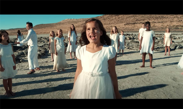 音乐星期五：合唱团的孩子们``一个声音''唱歌，像钻石一样发光'