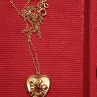 关于：1942- 1944年的黄金（纸？）locket w ruby​​（？）和蛋白石。我希望找出是否有人有有关这种希望的信息。家庭遗产