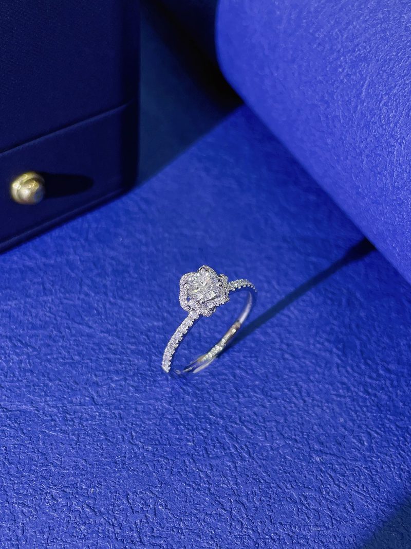 18K Diamond Flower Ring with Single Centerpiece – Elegant Jewelry Choice - White Diamond Ring