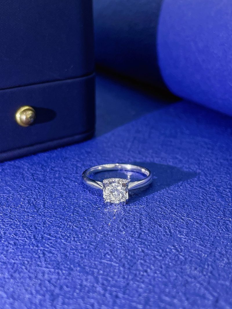 18K Diamond Four-Claw Bull Head Ring - Premium Jewelry - White Diamond Ring