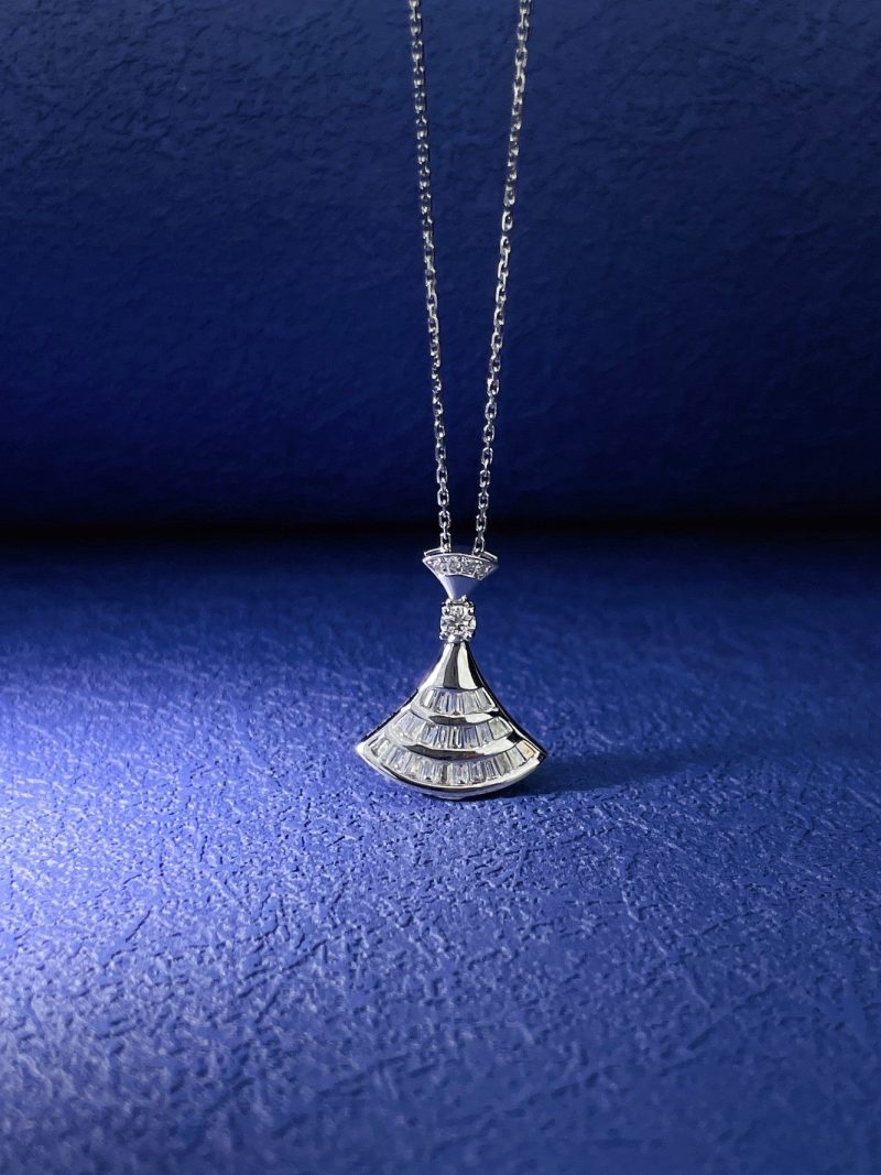 18K Diamond Round Ladder Pendant Necklace - Elegant Jewelry Piece - White Diamond Necklace