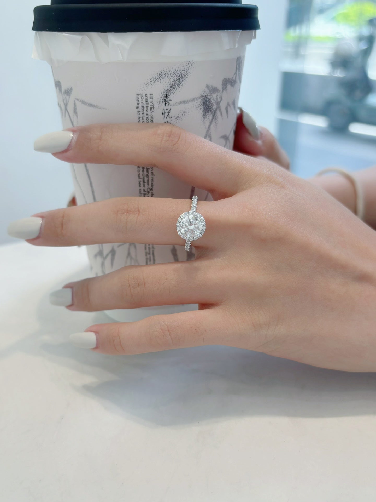 18K Cultured Diamond Round Solitaire Ring with Pavé Setting - 图片 2